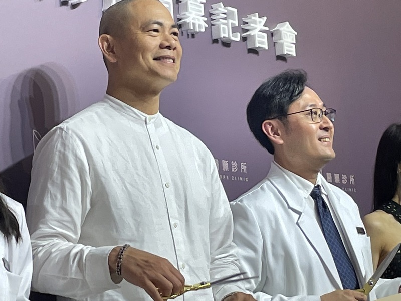 名廚江振誠(左)4日於「醫願診所」開幕記者會分享健康餐點的設計。(Photo by 簡嘉佑/台灣醒報)