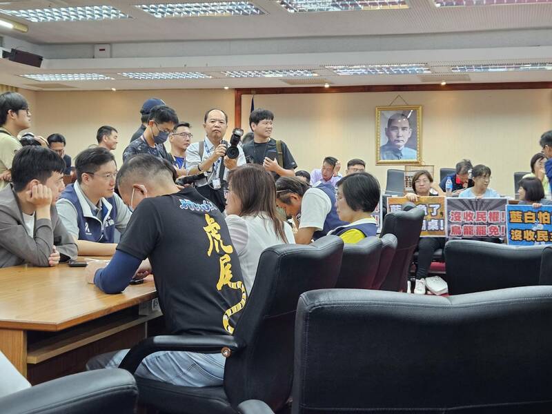 立法院內政委員會8日一早,民進黨占領主席台杯葛《選罷法》修法,國民黨立委在委員席伺機而動。(Photo by 呂翔禾/台灣醒報)