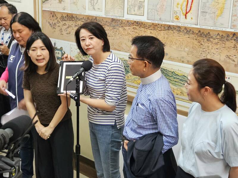 國民黨多位女立委8日指控民進黨立委先動手,她們才被迫還擊。(Photo by 呂翔禾/台灣醒報)