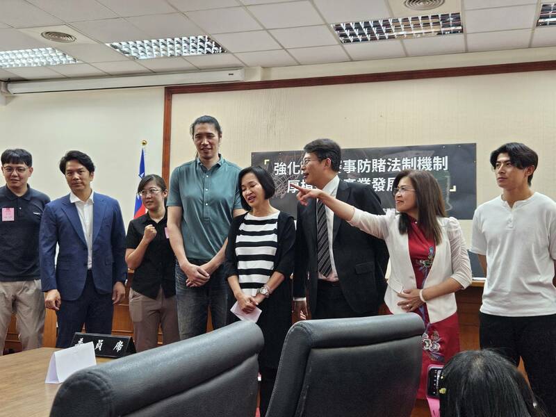 民眾黨立委黃國昌、國民黨立委柯志恩與許多運動選手8日呼籲政府改革協會,保障球員成立工會。(Photo by 呂翔禾/台灣醒報)
