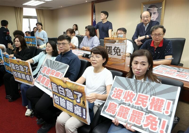 國民黨8日更改內政委員會開會地點至紅樓201,但在民進黨立委抗議下,會議再次陷入停擺。(中央社)