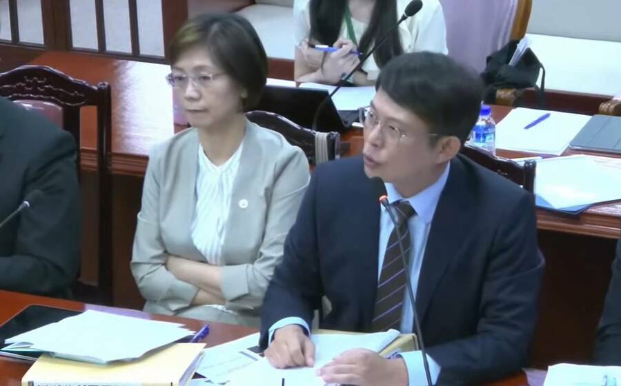 憲法法庭10日進行國會改革法案的暫時處分言詞辯論庭,民眾黨立委黃國昌(右)作為關係機關代表出席。(直播截圖)