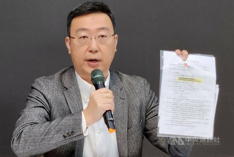 行政院11日為駁斥民眾黨立委黃國昌「火速處理」陳情的指控,特定拿出公文範例反擊。(中央社)