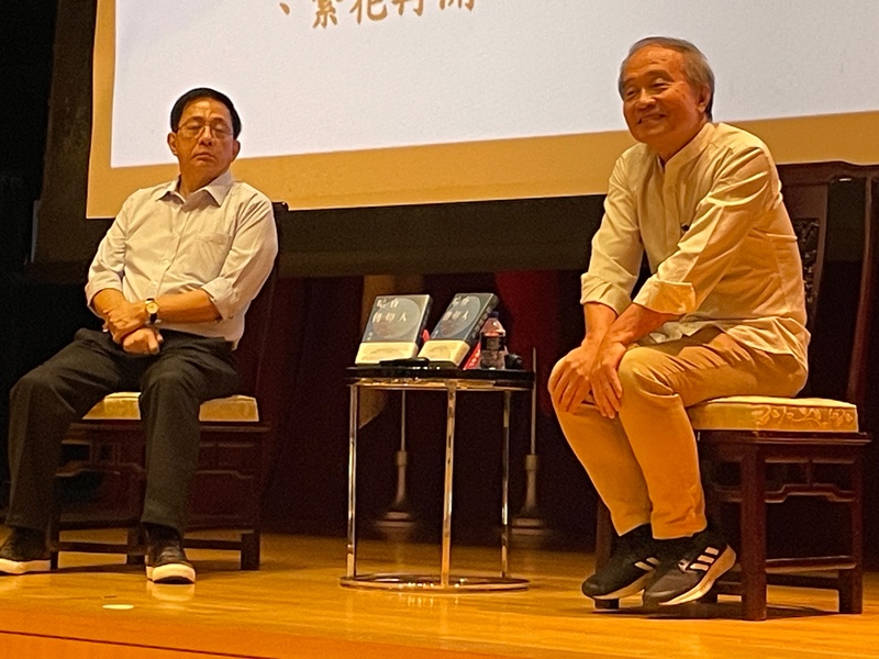 作家楊渡(右)為新書《暗夜傳燈人》13日舉辦分享會,前總統馬英九、前台大校長管中閔(左)都到場共襄盛舉。(Photo by 簡嘉佑/台灣醒報)