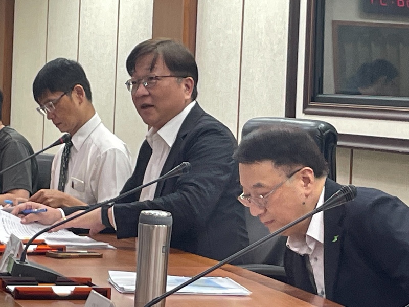 經濟部能源署署長游振偉(中)15日公布最新「112年度全國電力資源供需報告」。(Photo by 簡嘉佑/台灣醒報)