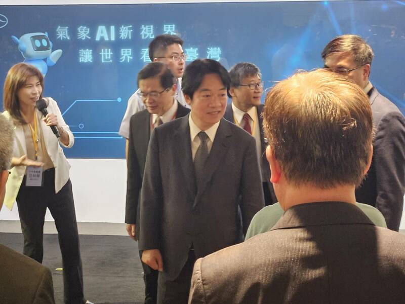 總統賴清德16日視察中央氣象署,表示因為成立氣候變遷因應委員會,會大力支持氣象署更新軟硬體設備。(Photo by 呂翔禾/台灣醒報)