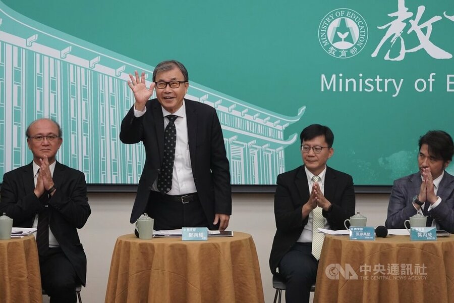 教育部長鄭英耀(左2)5日率教育部常務次長林騰蛟(左)、政務次長張廖萬堅(右2)、葉丙成(右)與媒體座談。(中央社)