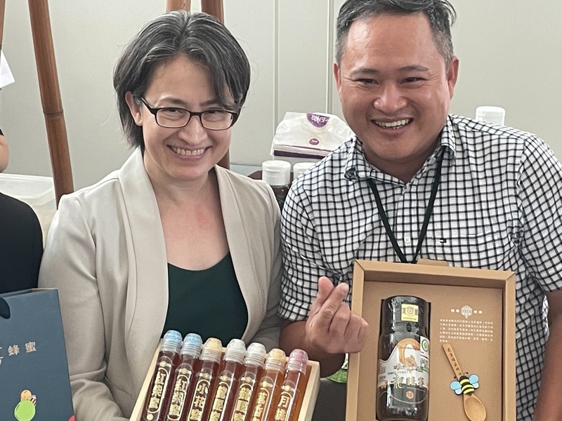 身為「花蓮女兒」的副總統蕭美琴(左)18日於記者會表示,花蓮高品質的農產品,能符合民眾對美味與食安的期待。(Photo by簡嘉佑/台灣醒報)
