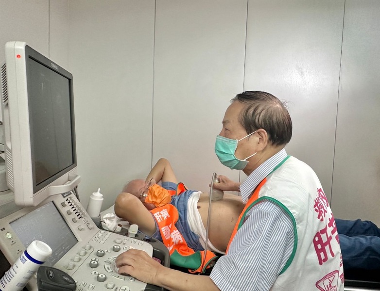 肝基金會21日為全台5500人做免費腹部超音波檢查,發現超過4700位民眾有異常狀況,其中半數都有脂肪肝的狀況。(主辦單位提供)