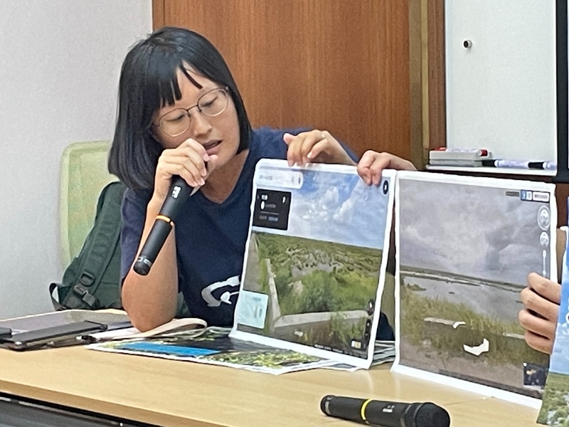 彰化縣環境保護聯盟吳慧君 23 日於記者會上,拿出不同時期的濁水溪出海口北岸空照圖強調,紅樹林對生態環境的負面影響。(Photo by 簡嘉佑/台灣醒報)