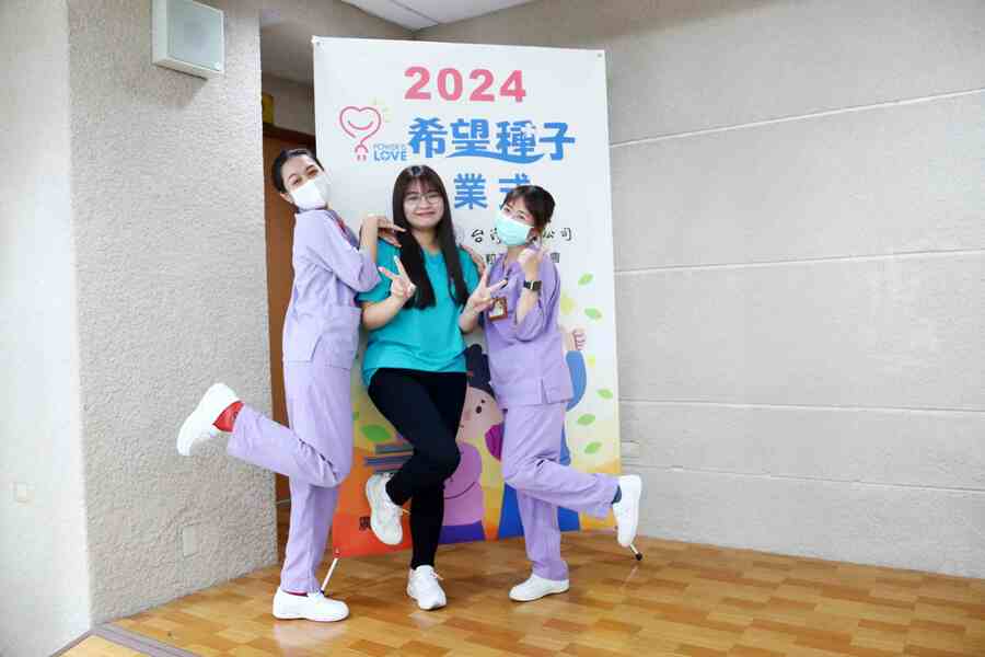 東基加護病房護理師林恩典(右)、林沛樺(左)是第十一、十三屆希望種子。(主辦單位提供)