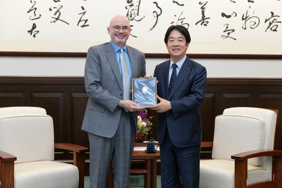 無論是親美或是疑美論者,都希望賴政府能針對美中台局勢有更多的因應作為。(AIT臉書)