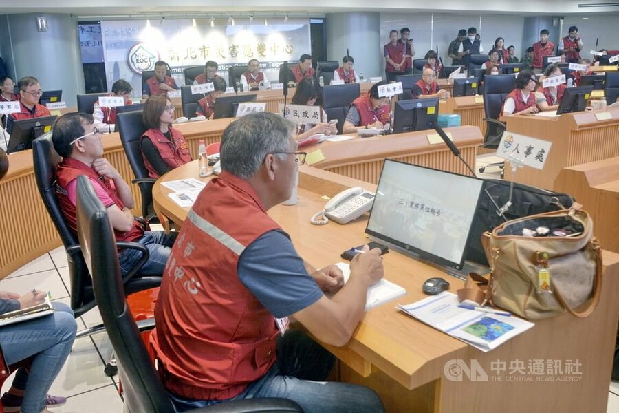 颱風凱米來襲,台灣各縣市成立災害應變中心,圖為新北市政府市長侯友宜與市府局處一同聽取天氣風險管理公司與台灣大學災研中心簡報。(中央社)