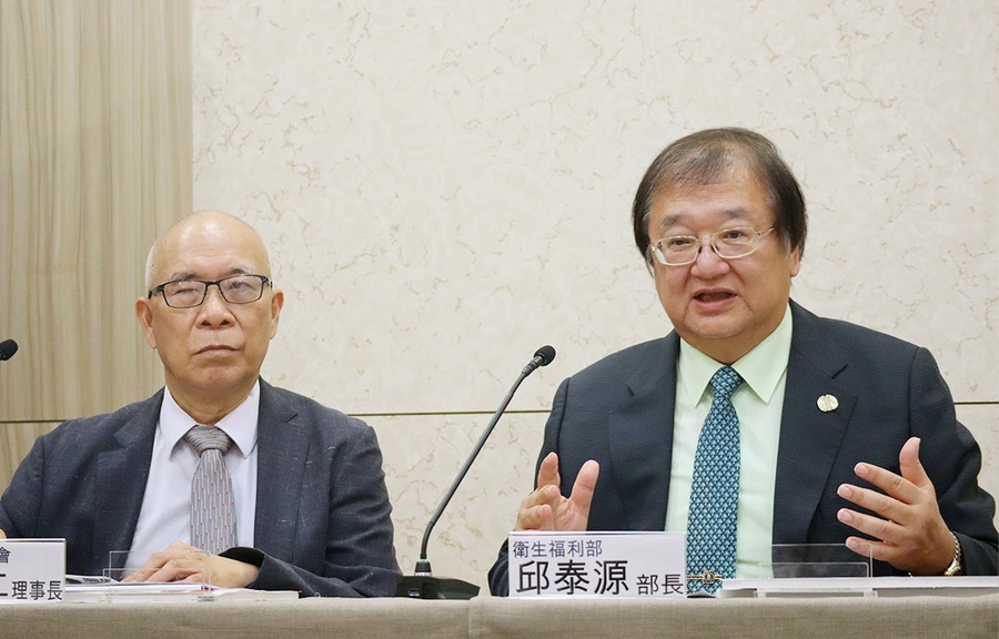 衛福部長邱泰源(右)30日於「颱風後防疫重點說明」記者會表示,民眾應穿著雨鞋清理環境,清除積水容器。(疾管署提供)