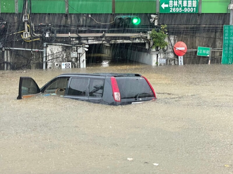 風災後,許多民眾擔心在中古車市場買到泡水車,專家提醒可以檢查門邊膠條、安全帶等地方。(中央社)