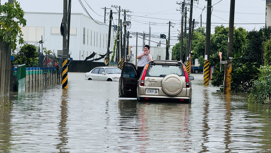 受颱風凱米外圍環流及西南風影響,南彰化地區多處積淹水,彰化芳苑文津村有車輛卡在水中動彈不得。(中央社)