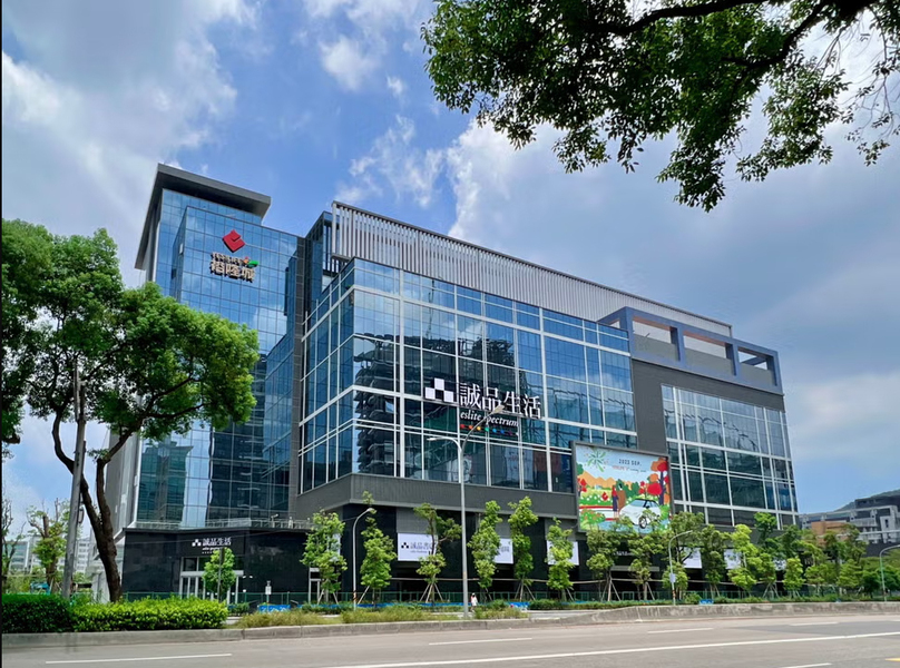 新店裕隆汽車工業廠房用地,個案變更成誠品商場及HTC工業大樓,並捐出一座公園個案。(網路截圖)