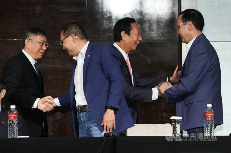 柯文哲近日遭爆後悔藍白當初沒合作成功,但當任何人都知道雙方一定要合作,為何最後還是合作破功,顯見政治容易短視近利,看不清未來。(中央社)