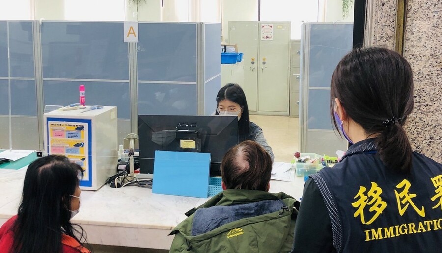 圖為菲律賓籍逾期人士蘿絲如願辦完「擴大自行到案專案」手續,準備回家。(移民署提供)