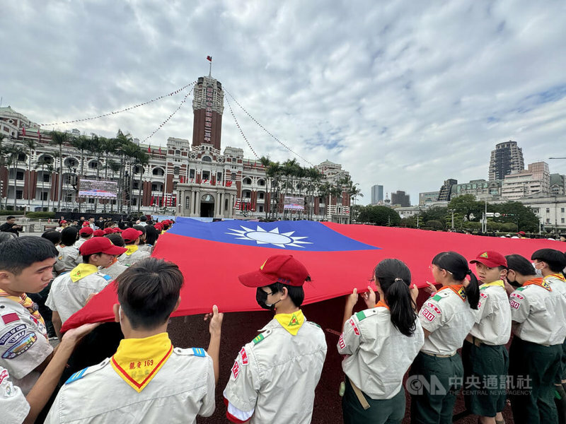 台大政治系教授左正東6日提議,以後唱國歌時就改唱國旗歌。(中央社)