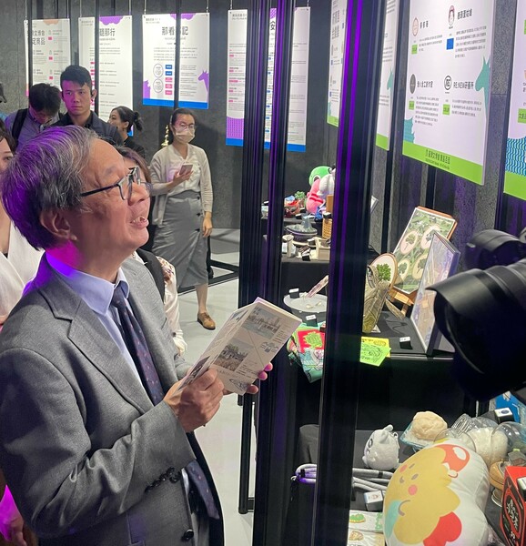 文化部長李遠7日於展前記者會瀏覽各式文創商品。(Photo by 簡嘉佑/台灣醒報)