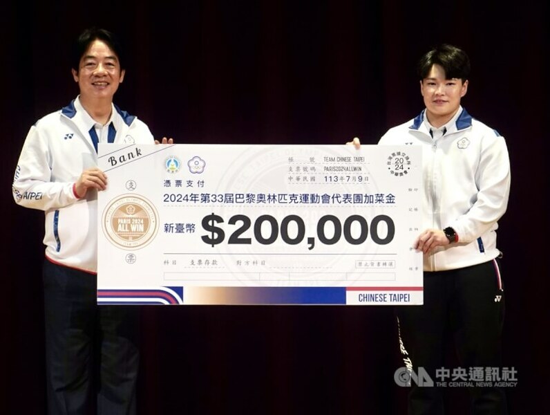 總統賴清德(左)親自南下高雄國家運動訓練中心,致贈加菜金,由台灣女子舉重選手陳玟卉(右)代表接受。(中央社)