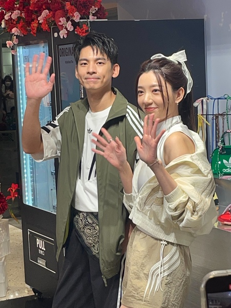 男神林柏宏(左)、女神郭雪芙8日連袂擔任品牌代言,於記者會展現「原創復古時尚」。(Photo by 簡嘉佑/台灣醒報)