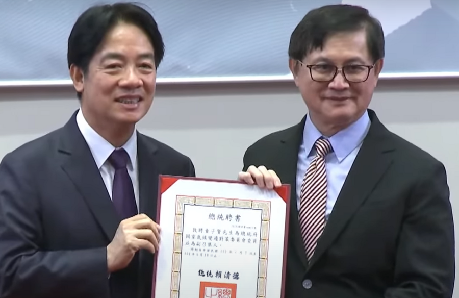總統賴清德 (左)8日於氣候變遷委員會發聘書給和碩董事長童子賢(右)。(直播截圖)