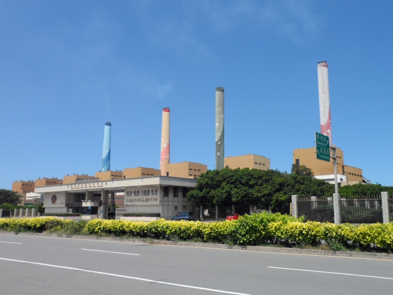 圖為台中龍井發電廠。台電近年因為國際燃料價格大漲,導致財務狀況持續惡化,去年累計虧損高達3826億。(Photo on WikiCommons)