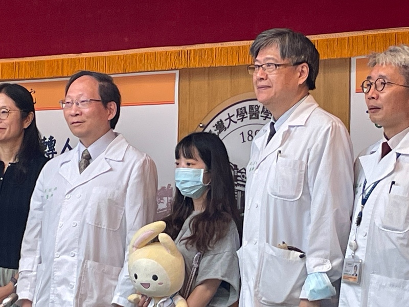 台大兒童醫院小兒心臟科教授王主科(右二)12日於記者會介紹「心導管置換瓣膜手術」。(Photo by簡嘉佑/台灣醒報)