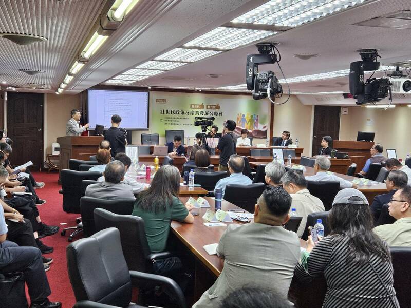 民眾黨立委吳春城12日舉行壯世代公聽會,邀集10個部會與數十位專家與會。(Photo by 呂翔禾/台灣醒報)