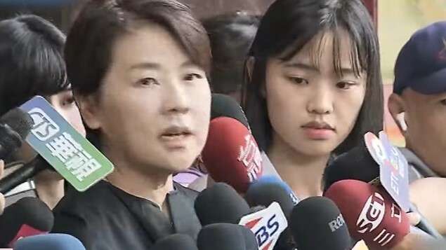 民眾黨立委黃珊珊14日下午前往北檢提告端木正,並宣布請辭民眾黨中央委員以示負責。(中央社)