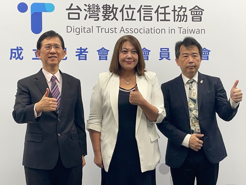 台灣數位信任協會14日舉辦成立大會,數位部長黃彥男(左)到場致詞。(Photo by 簡嘉佑/台灣醒報)