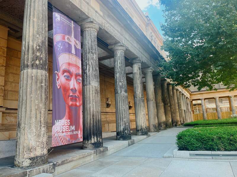 參訪中,我特別驚訝地發現來自於中國新疆克孜爾石窟壁畫,有別於敦煌壁畫其中原式的藝術風格,更有印度希臘的風貌。(作者提供)