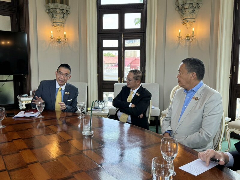 泰國總理塔維辛(右)、反對黨前進黨近日都被憲法法庭宣告違憲,顯示泰國王室的影響力。(@Thavisin via X)
