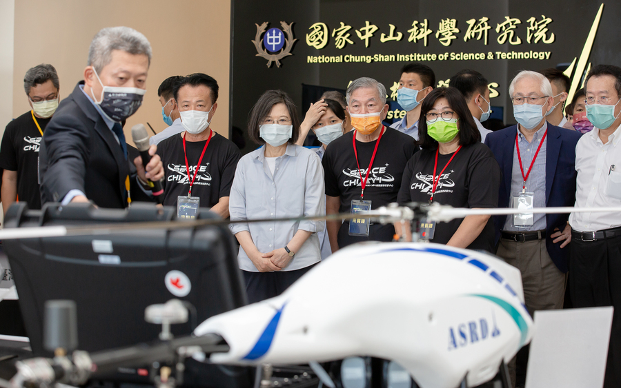 前總統蔡英文出席「亞洲無人機AI創新應用研發中心開幕記者會揭牌儀式」。(總統府提供)