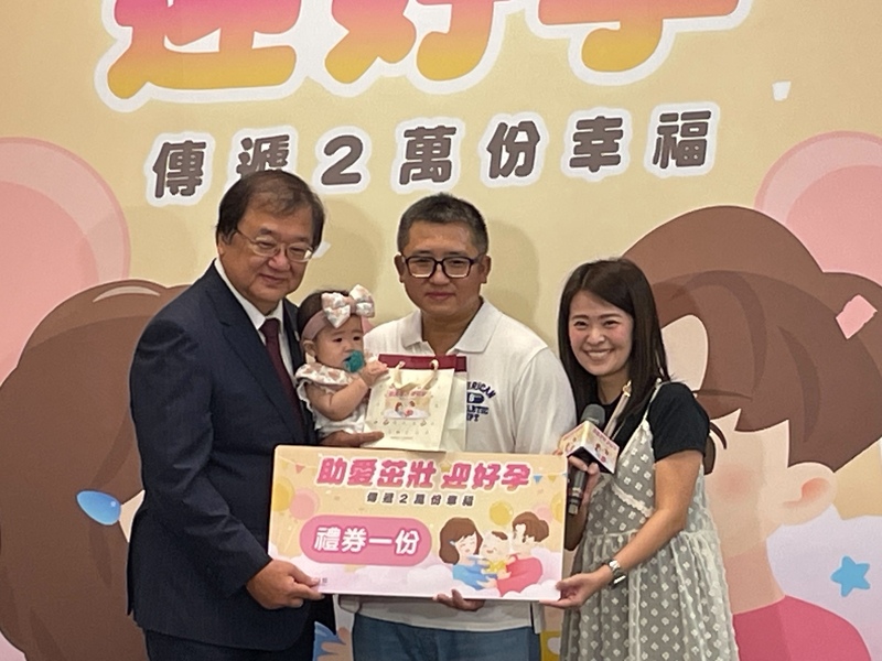 國健署19日「助愛茁壯迎好孕」記者會,衛福部長邱泰源(左)與接受不孕症補助的夫妻合照。(Photo by 簡嘉佑/台灣醒報)