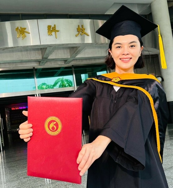 高雄市議員李眉蓁曾因論文抄襲遭撤銷學位,20日她發文表示自己已從正修科技大學畢業、獲得碩士學位。(李眉蓁臉書)