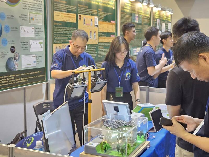 「2024淨零排放科技國際競賽」21日舉行決賽,現場有40隊紛紛展現各類創新減碳技術。(Photo by 呂翔禾/台灣醒報)