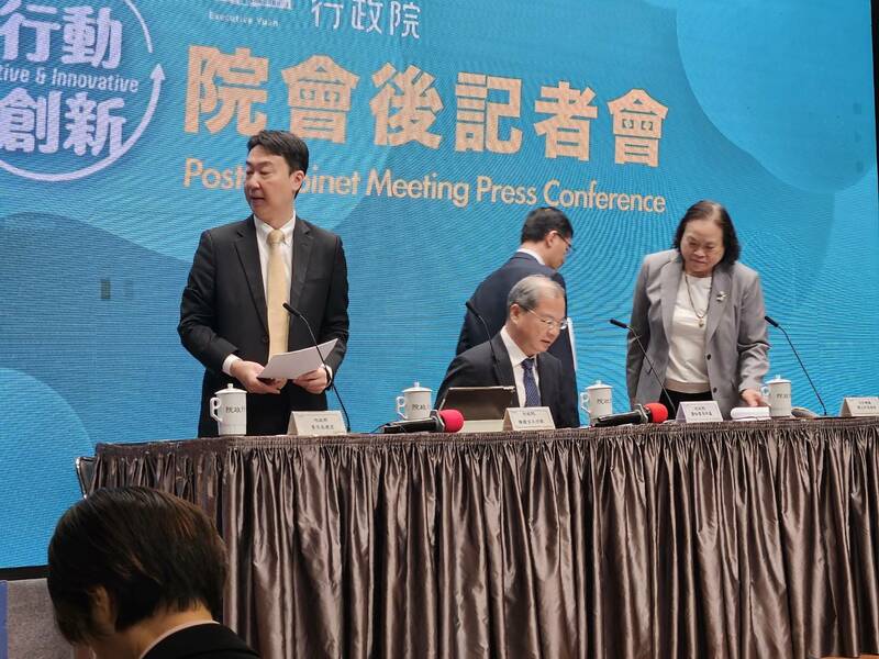 行政院22日宣布總預算突破3兆,國防預算6470億,但尚未包含潛艦國造經費。(Photo by 呂翔禾/台灣醒報)