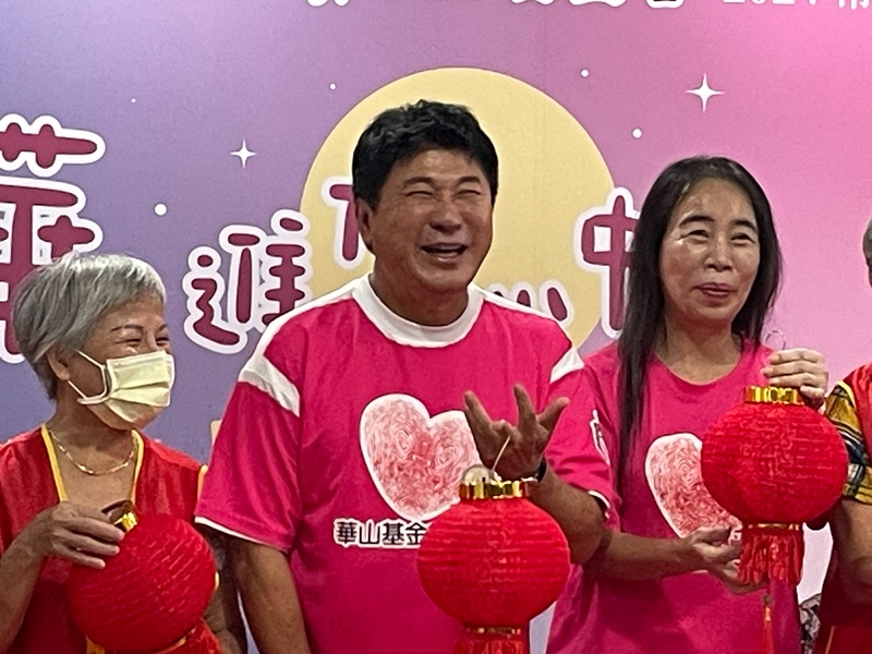 綜藝天王胡瓜(中)26日於記者會表示,過去在主持節目都會有很多長者跟自己分享家裡的事情。(Photo by 簡嘉佑/台灣醒報)