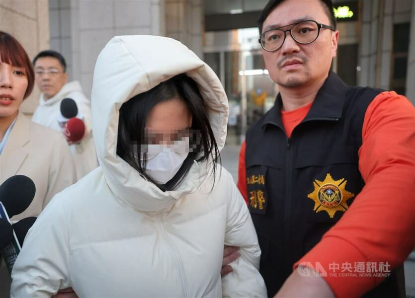 警方為釐清兒盟社工訪查紀錄是否造假,曾將29歲陳姓女社工(前左)帶回調查。(中央社)