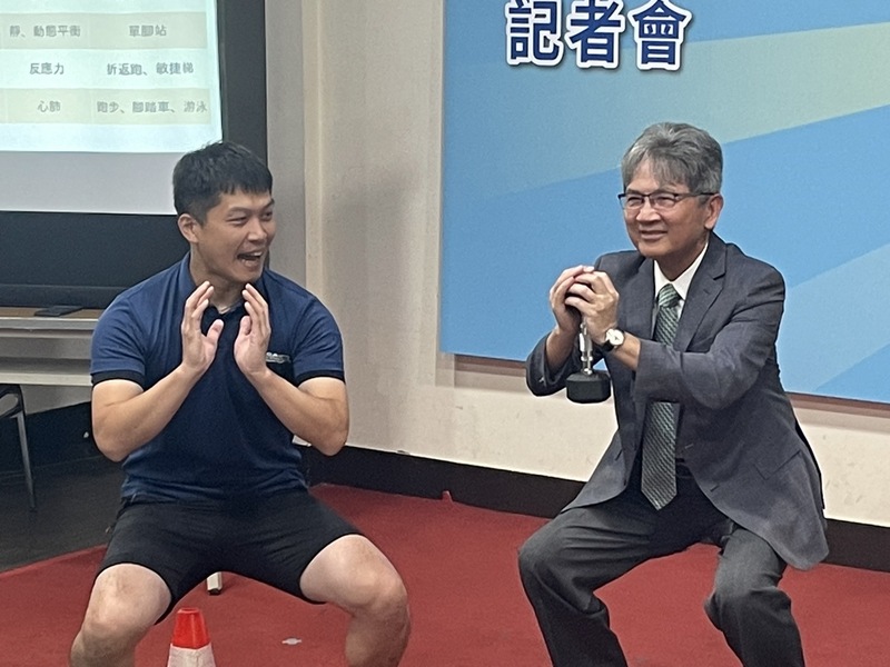 癌症希望基金會29日舉辦「癌後運動處方」記者會,立委王正旭(右)在教練林冠廷(左)帶領下做深蹲。(Photo by 簡嘉佑/台灣醒報)