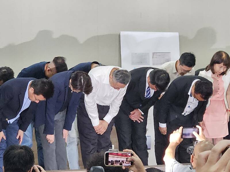 民眾黨主席29日率領黨公職召開記者會,就近日政治獻金風波向外界道歉。(Photo by 呂翔禾/台灣醒報)