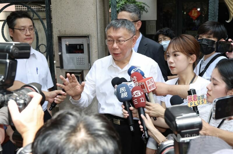 民眾黨主席柯文哲因京華城案遭逮捕,但目前案情比起收賄的前海基會董事長鄭文燦還輕微,檢調如此大張旗鼓,是否有失公允?(中央社)