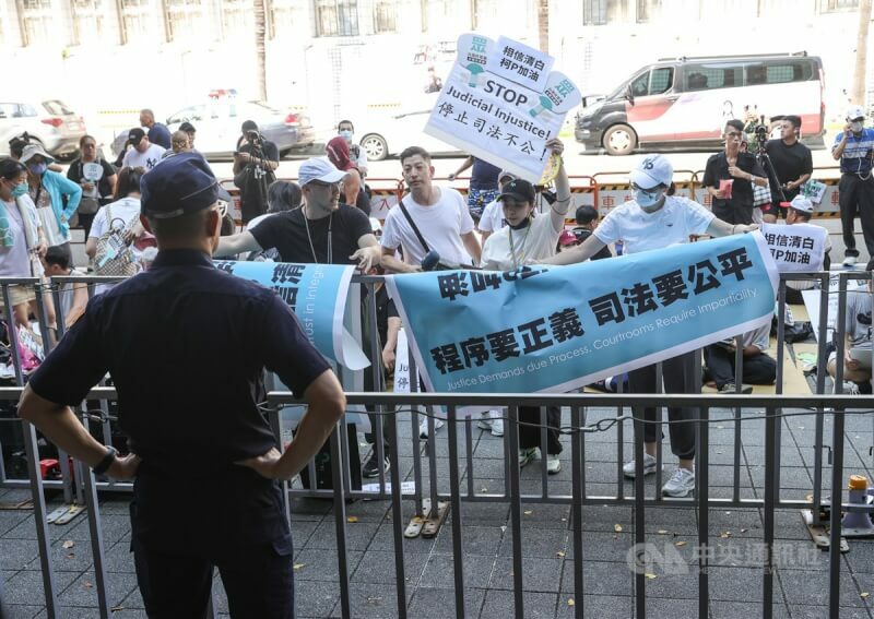民眾黨主席柯文哲將於晚上8點開羈押庭,現場仍有許多柯的支持者守候。(中央社)