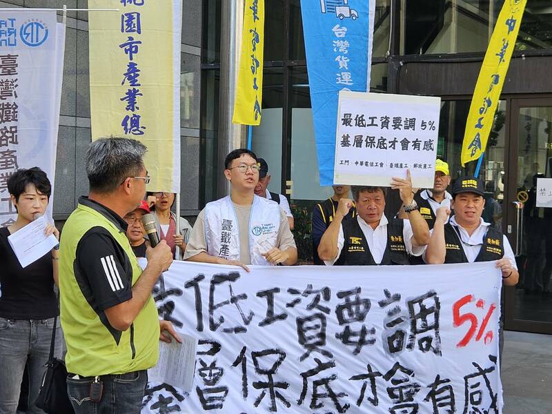 工鬥團體4日在勞動部門口抗議,呼籲政府應調漲基本薪資5%。(Photo by 呂翔禾/台灣醒報)