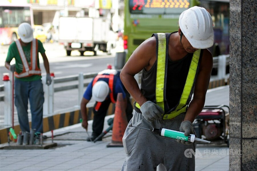 最低工資4日拍板調漲至28590元,時薪從183元調整至190元。(中央社)