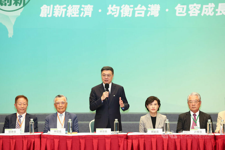 行政院長卓榮泰,召集中央銀行總裁楊金龍和國內超過20家銀行代表開會,嚴肅裁示銀行不能對首購族、新青安房貸用戶「限貸令」。(網路截圖)