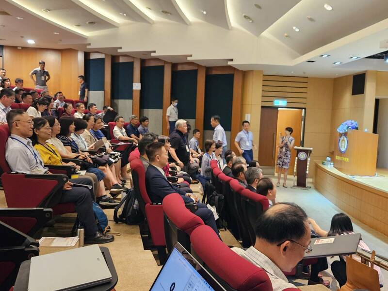 國教院9日舉行校長數位學習指引工作坊,研究員蔡明學為校長們介紹指引內容。(Photo by 呂翔禾/台灣醒報)